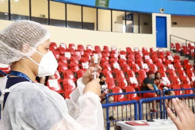Dose de refor&ccedil;o chega a p&uacute;blico de 60 anos ou mais nesta quinta