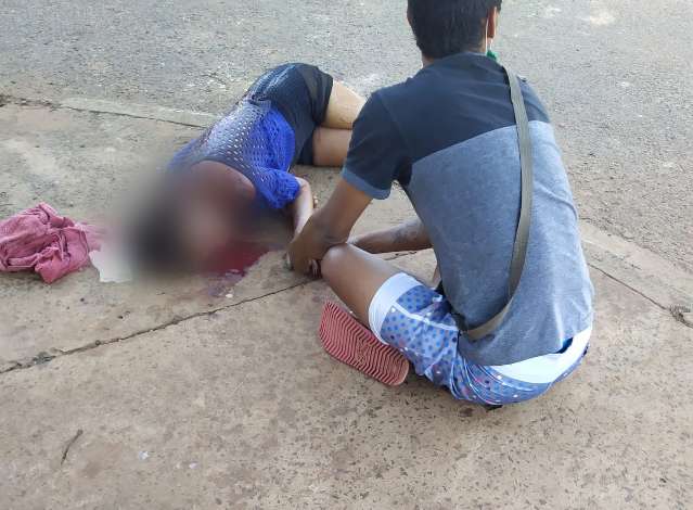 Mulher leva facada nas costas depois de acusar homem de roubo