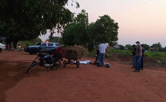 Com carretinha carregada de feno, motociclista cai e morre em estrada