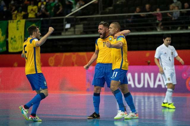 De virada, Brasil vence o Jap&atilde;o e avan&ccedil;a para as quartas  no Mundial de Futsal