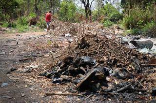 Em meio ao terreno sujo, a fogueira com animais mortos chamou atenção dos moradores. (Foto: Henrique Kawaminami)