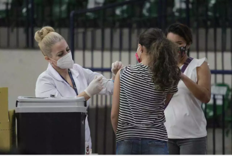 Pai pede “grandeza”, mas Saúde mantém intervalo maior de 2ª dose a adolescentes