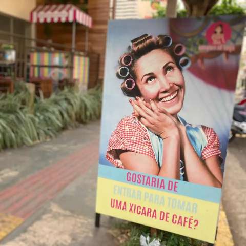 Dona Florinda convida cliente para combinar caf&eacute; com pastel