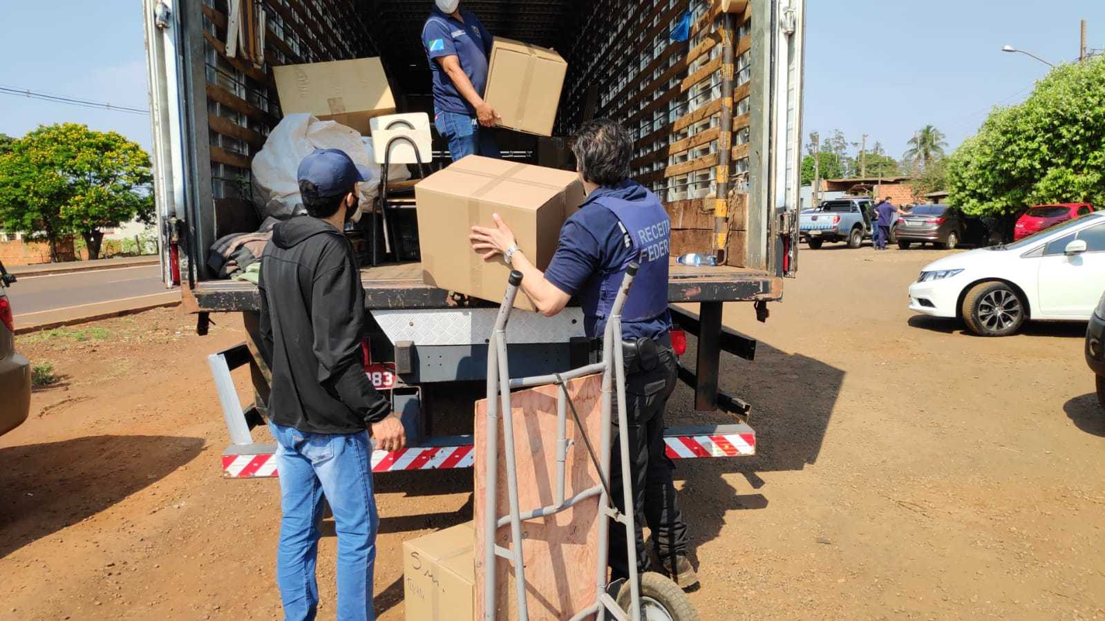 Caixas com materiais contrabandeados encontrados em hotel são colocadas em caminhão (Foto: Adilson Domingos)