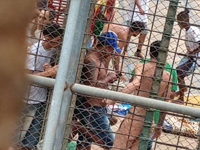 Sem ligar para seguran&ccedil;as, presos usam celulares at&eacute; em banho de sol na M&aacute;xima 