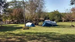 Barracas montadas no Camping Rio Formoso, atrativo turístico de Bonito. (Foto: Divulgação)