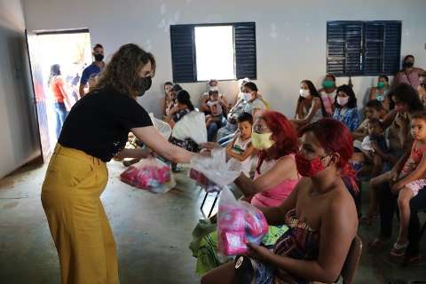 Kits de higiene feminina são entregues a mulheres em situação de vulnerabilide
