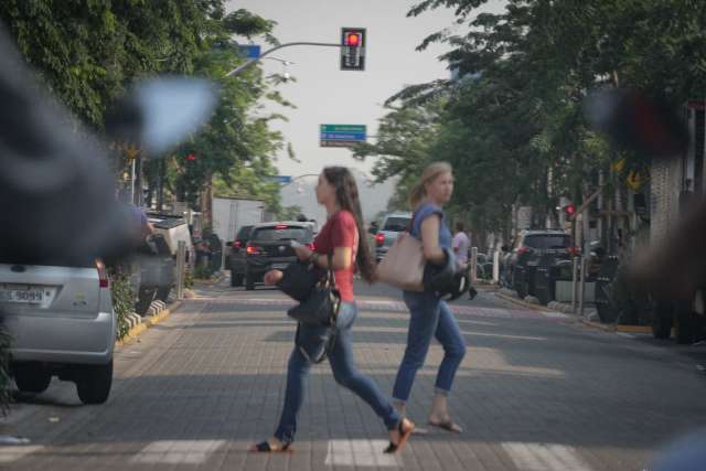 Um m&ecirc;s ap&oacute;s fim do toque de recolher, novo normal tem menos pessoas em casa