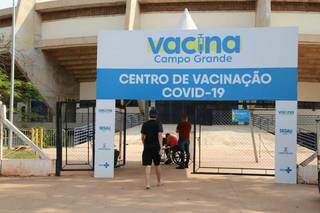 Ponto de vacinação montado no Ginásio Guanandizão, em Campo Grande. (Foto: Kísie Ainoã)