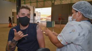 Jovem é vacinado contra covid em drive-thru de Campo Grande. (Foto: PMCG)