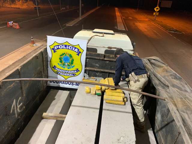 Pol&iacute;cia descobre carga de maconha escondida em meio a postes de concreto 