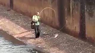 Homem pescando em córrego de Paranaíba. (Foto: Reprodução)