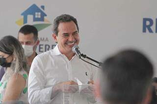 Prefeito Marquinhos Trad durante discurso de entrega de chaves de apartamentos retirou a máscara. (Foto: Marcos Maluf)