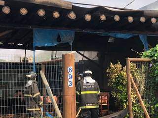 Restaurante ficou quase todo destruído pelas chamas. (Foto: Cristiano Arruda)