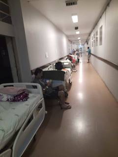 Imagens mostram corredores do HU com pacientes aguardando atendimento. (Foto: Direto das Ruas)
