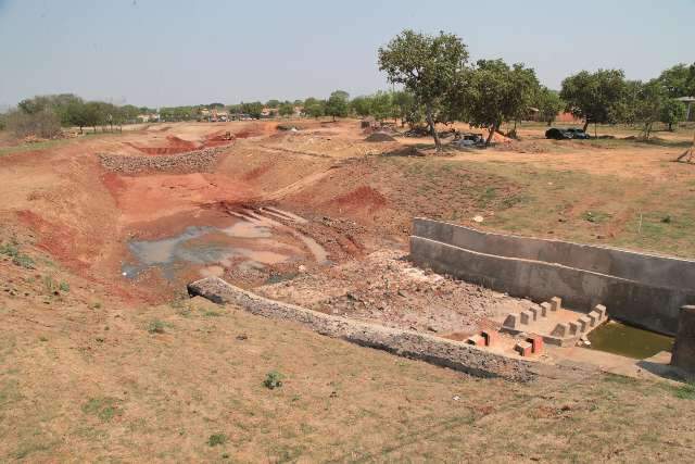 Para conter eros&atilde;o, prefeitura constr&oacute;i barragens em nascente de c&oacute;rrego