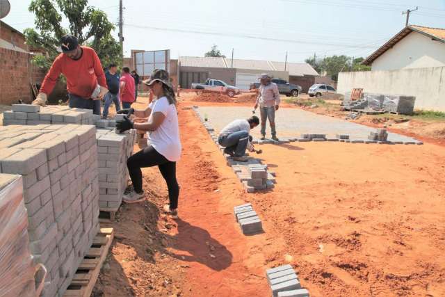 Ruas no Morada do Sol ganham drenagem e pavimento instalado a m&atilde;o  