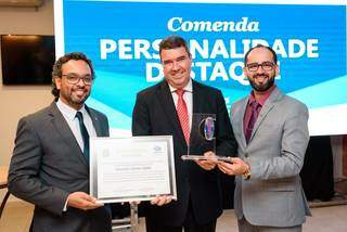 Secretário de Estado de Infraestrutura, Eduardo Correa Riedel, recebe o Diploma de Personalidade Destaque de 2021. (Foto: CRA-MS)