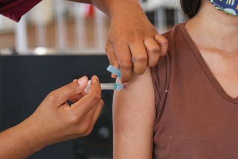 Vacinação contra a covid será em três locais neste domingo