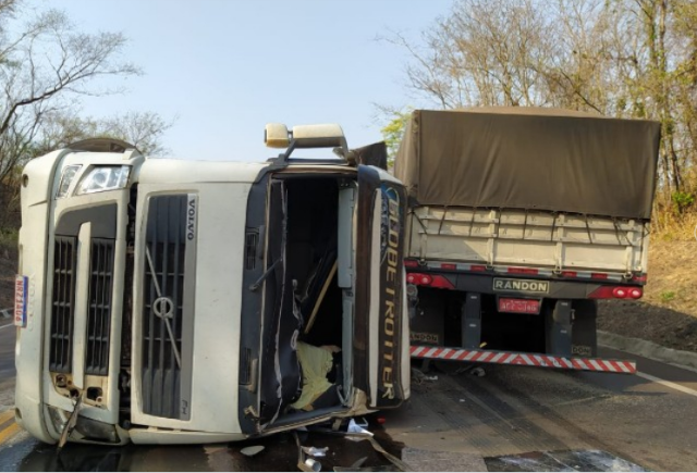 Acidente com tr&ecirc;s carretas, tomba uma e deixa tr&acirc;nsito lento na BR-163