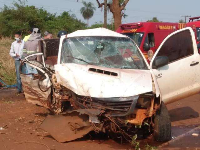 Caminhonete fica destruída depois de motorista perder controle e bater em árvore