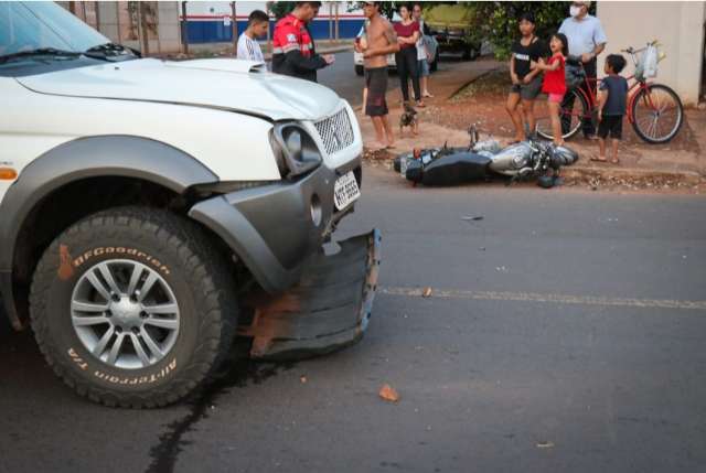 Motociclista sem documentos &eacute; levado inconsciente ap&oacute;s acidente com caminhonete