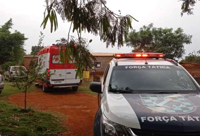 Homem &eacute; preso por tentar matar esposa a machadada