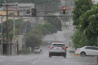 Chuva atingiu várias partes do Estado e da Capital, mas ainda em pequeno volume, informa meteorologista. (Foto: Marcos Maluf)