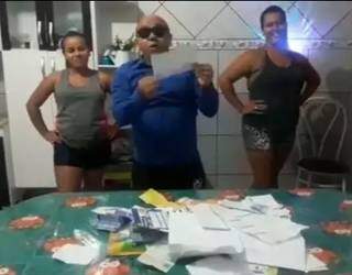 Em abril, professor baiano Aladiran Fernandes, 40, viralizou em vídeo fazendo o sorteio das cobrançs que chegaram à sua casa no estilo Tele Sena, programa do SBT (Foto: Youtube/Reprodução)
