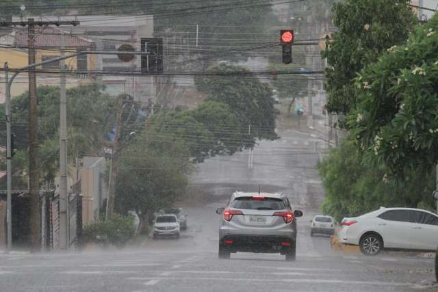 Com pouca &aacute;gua e muito vento, rajadas durante chuva atingem at&eacute; 77 km/h