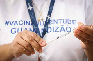 Profissional de saúde prepara injeção de vacina contra a covid-19 (Foto: Henrique Kawaminami/Arquivo)