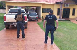 Policiais na casa de ex-secretário que teve a prisão preventiva decretada. (Foto: Divulgação)