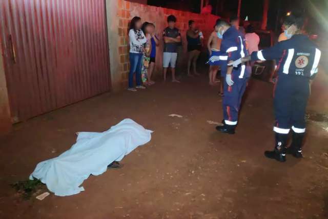Homem &eacute; executado com 15 tiros em frente de casa