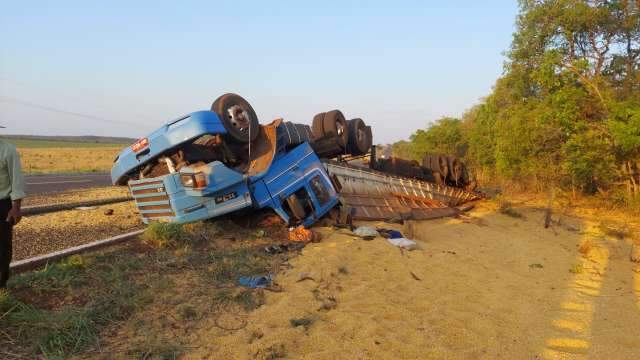 Carreta tomba ap&oacute;s pneu estourar e mata motorista de 60 anos 