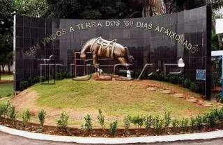 Monumento em Aparecida do Taboado, conhecida como &#34;terra dos 60 dias apaixonado&#34;. (Foto: Jornal do Bolsão)