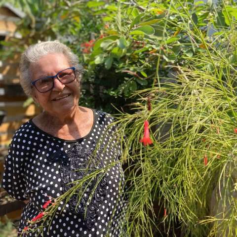Aos 84 anos, Gleide rega sem pregui&ccedil;a at&eacute; a planta do vizinho