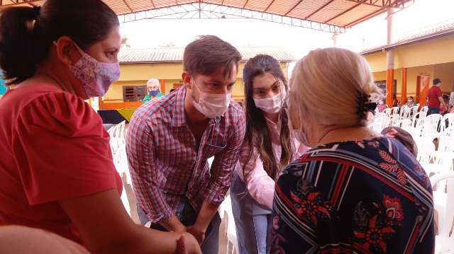 Moradores de assentamento recebem t&iacute;tulos de lotes ap&oacute;s 20 anos de espera