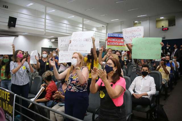 Audi&ecirc;ncia sobre passaporte da vacina come&ccedil;a com &acirc;nimos exaltados na C&acirc;mara