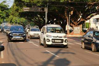 Circulação de veículos pela Avenida Afonso Pena, na Capital; carros com placa final 9 devem quitar licenciamento. (Foto: Kísie Ainoã)