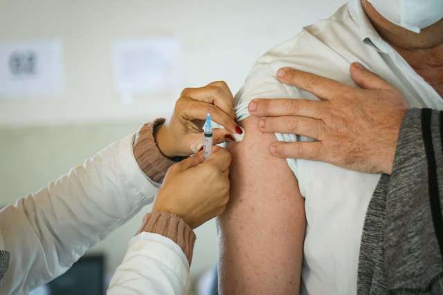 Trabalhadores da sa&uacute;de com 30 anos j&aacute; podem tomar refor&ccedil;o 