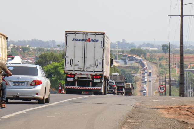 Colis&atilde;o entre carretas interdita pista da BR-163 ap&oacute;s vazamento de &oacute;leo