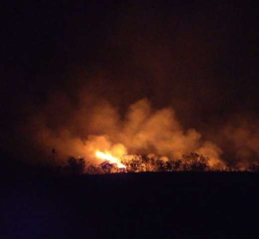 Fogo avan&ccedil;a no Morro do Urucum e bombeiros contam com o apoio da FAB