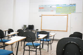 Sala equipada e preparada para os cursos teóricos. (Foto: Henrique Kawaminami)