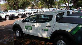 Veículos, da marca Mitsubishi, modelo L200, que serão destinados aos municípios. (Foto: Chico Ribeiro/Divulgação)