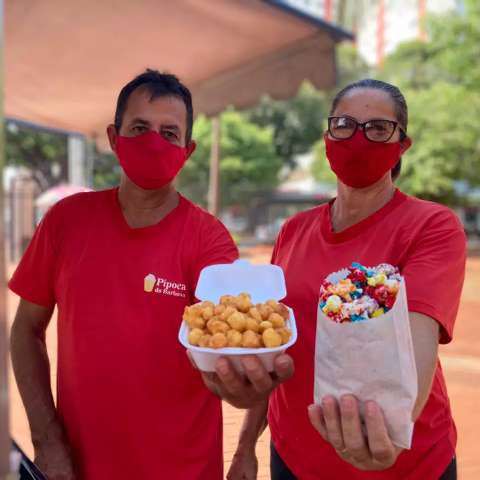 Carrinho com teto solar bomba com pipoca arco-&iacute;ris e por&ccedil;&atilde;o de queijo