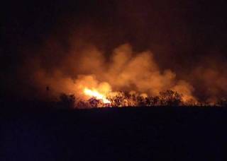Fogo devastando o Morro do Urucum, em Corumbá. (Foto: Corpo de Bombeiros)