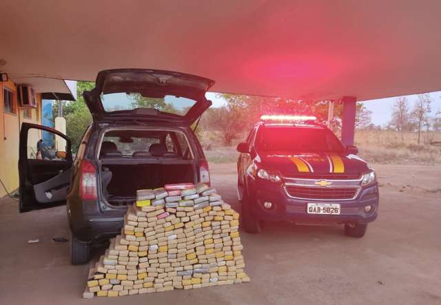 Mulher &quot;ganha&quot; carro para traficar, mas acaba presa com 267 quilos de maconha