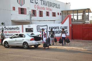 Adolescentes e jogadores profissionais deixando centro de treinamento, no Bairro Estrela do Sul. (Foto: Paulo Francis)