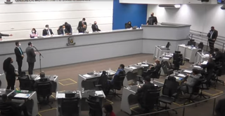 Plenário da Câmara Municipal, enquanto vereador André Luís Soares (Rede) usou a tribuna para falar sobre passaporte da vacina, durante sessão de hoje. (Imagem: Reprodução/YouTube)