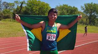 Atleta de MS, Yuri Benites nas pistas de atletismo do Paraguai, onde ocorreram os jogos. (Foto: Divulgação)